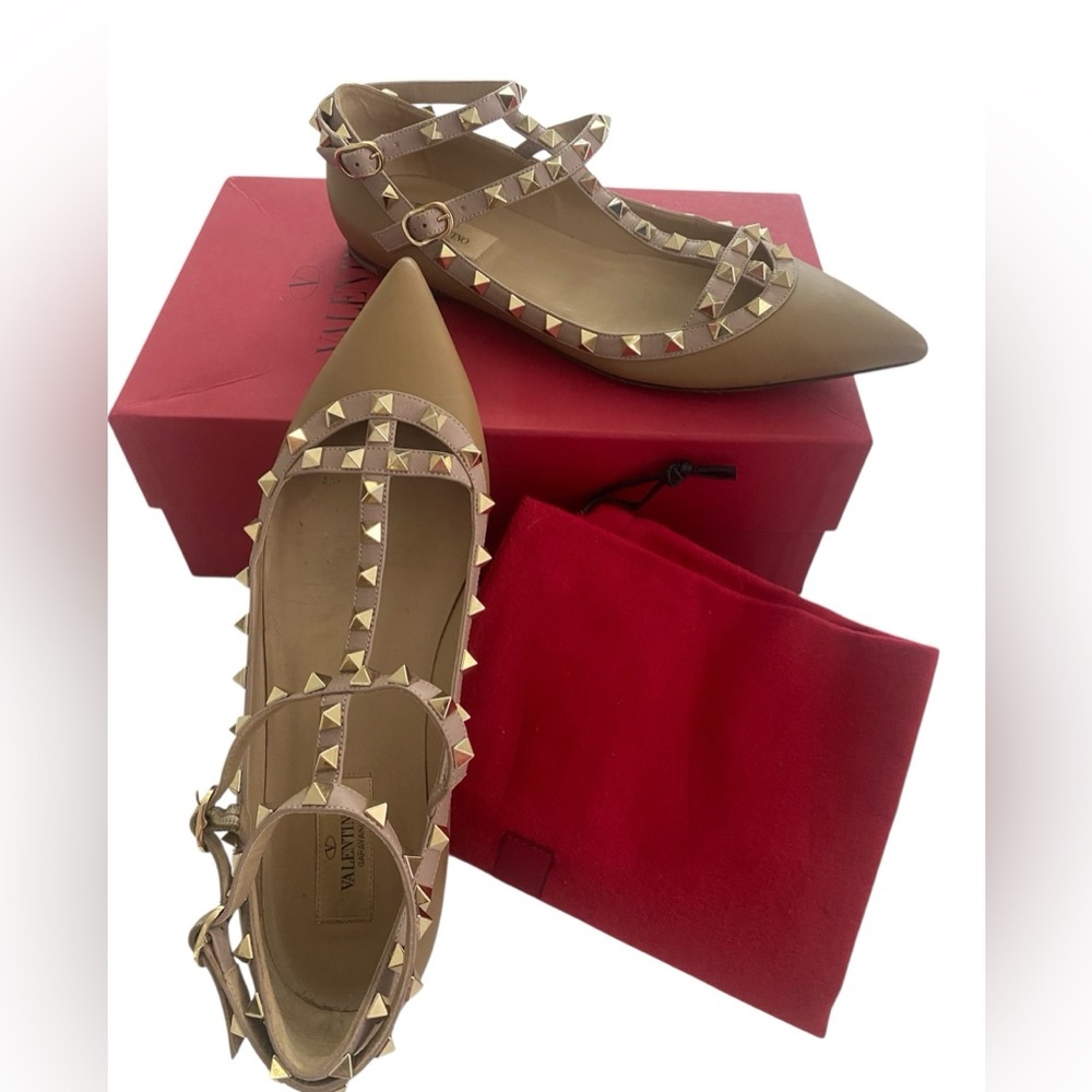 Valentino Garavani Rockstud Beige Pointed Flats